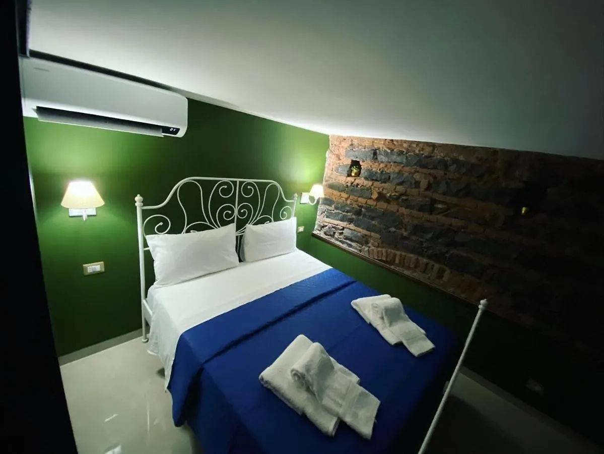 Bed and Breakfast Nobilehouse 2 Aeroporto di Catania Fontana Rossa 0*,