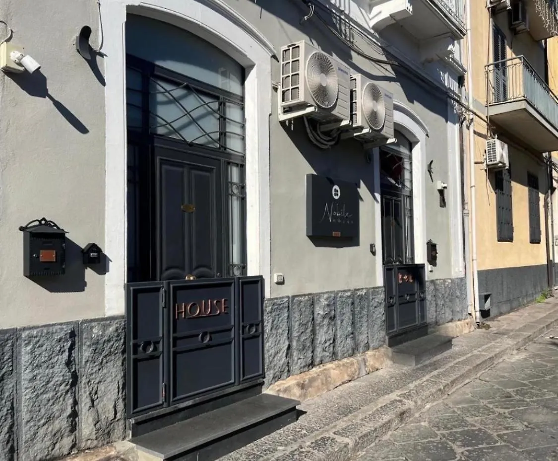Bed and Breakfast Nobilehouse 2 Aeroporto di Catania Fontana Rossa 0*,  Italia